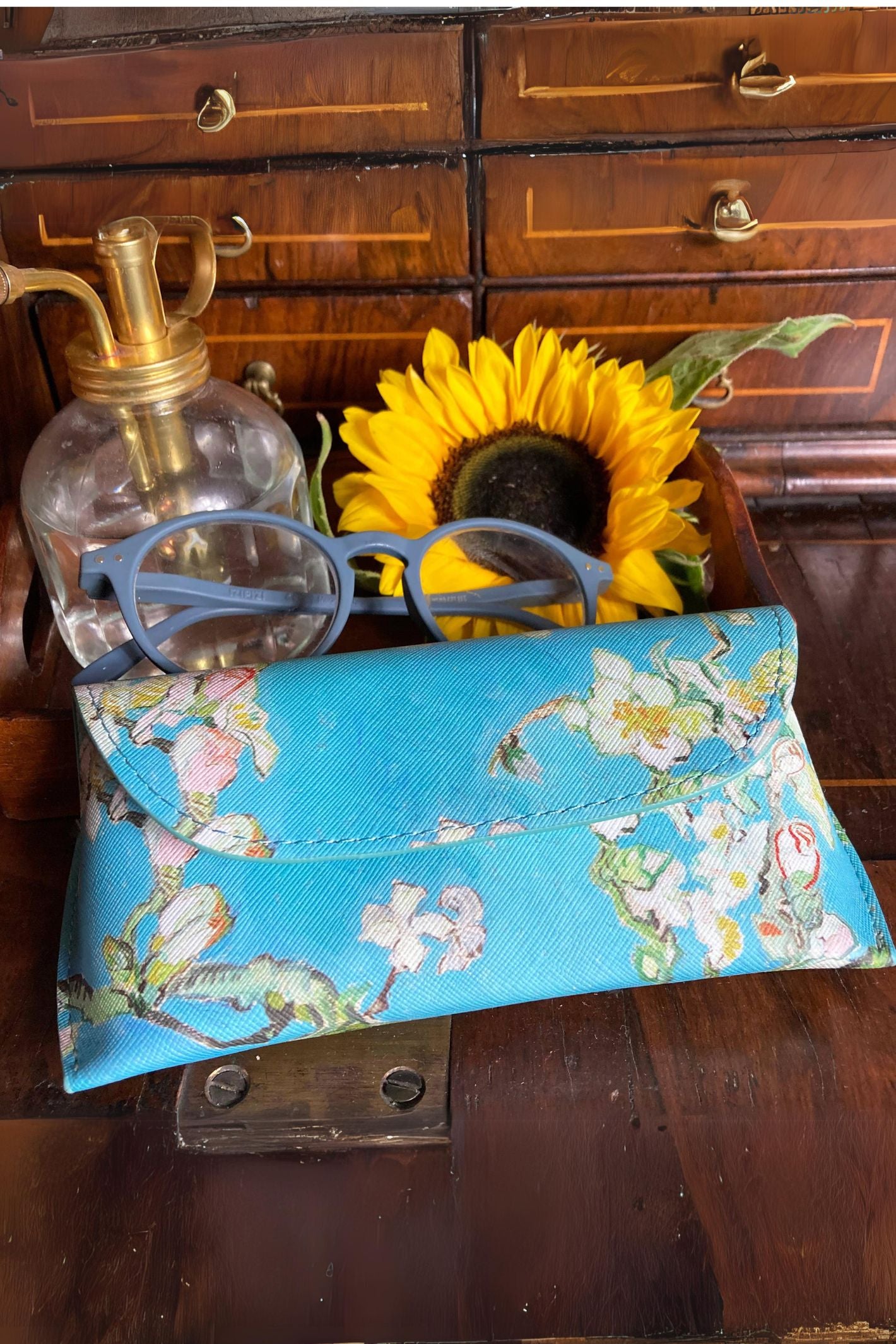 Van gogh hot sale glasses case