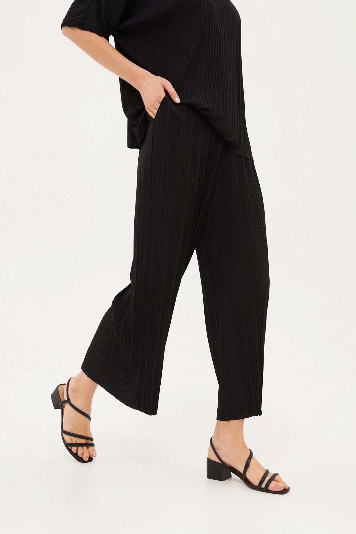 Gerry Weber 220003 Black Pleated Wide-Leg Trousers – Experience