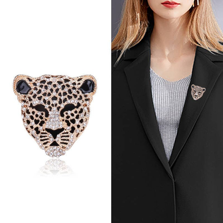 1558 Crystals Leopard Broach in Gold