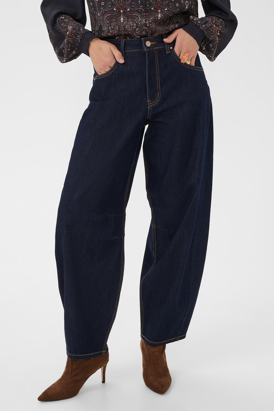 Cream Clothing CRBahren Cape Breton Rinse Blue Barrel Leg Jeans 10614217 109555, front view on model