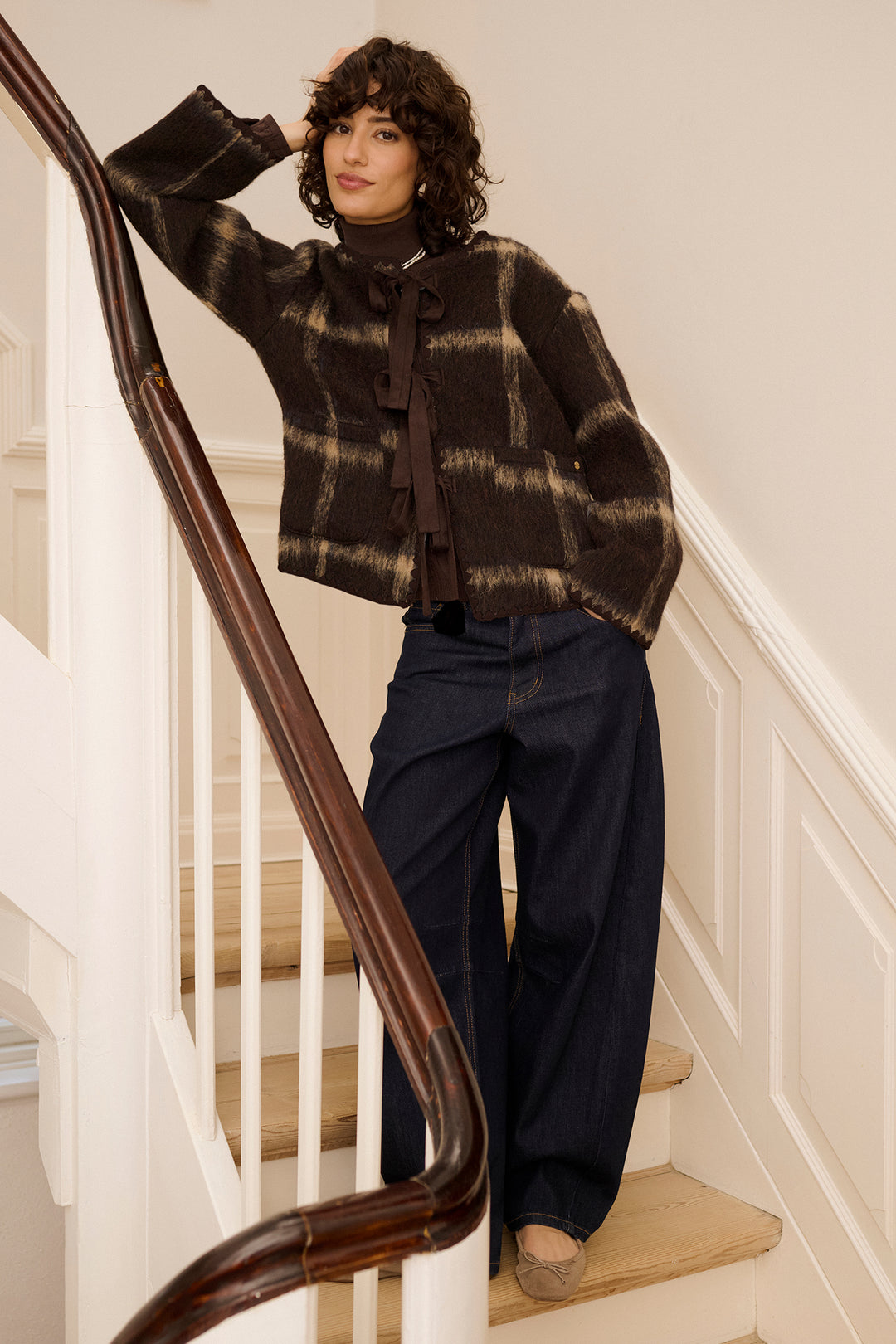 Cream Clothing CRBahren Cape Breton Rinse Blue Barrel Leg Jeans 10614217 109555, styled lifestyle view on the stairs