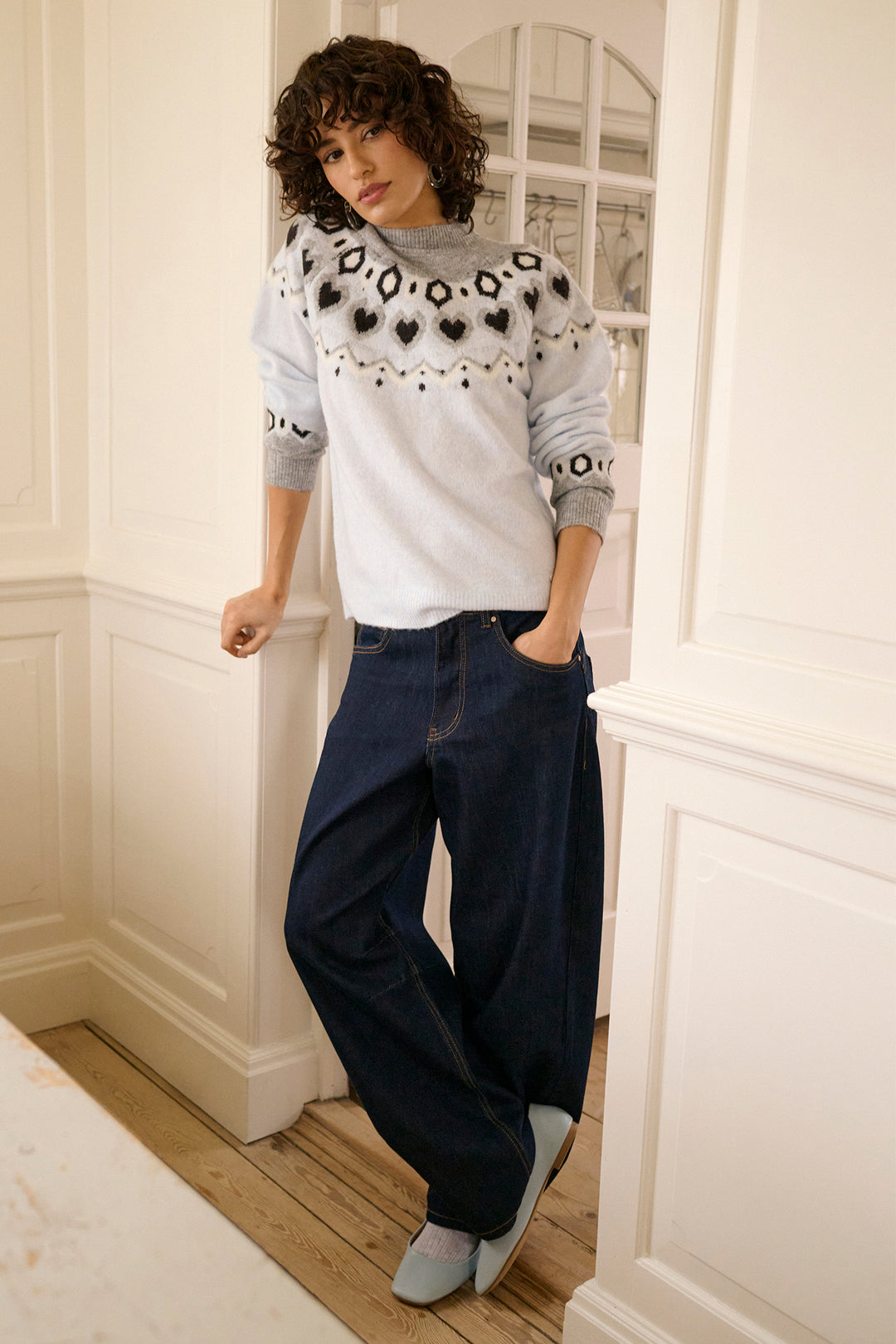 Cream Clothing CRBahren Cape Breton Rinse Blue Barrel Leg Jeans 10614217 109555, styled with a Fair Isle jumper