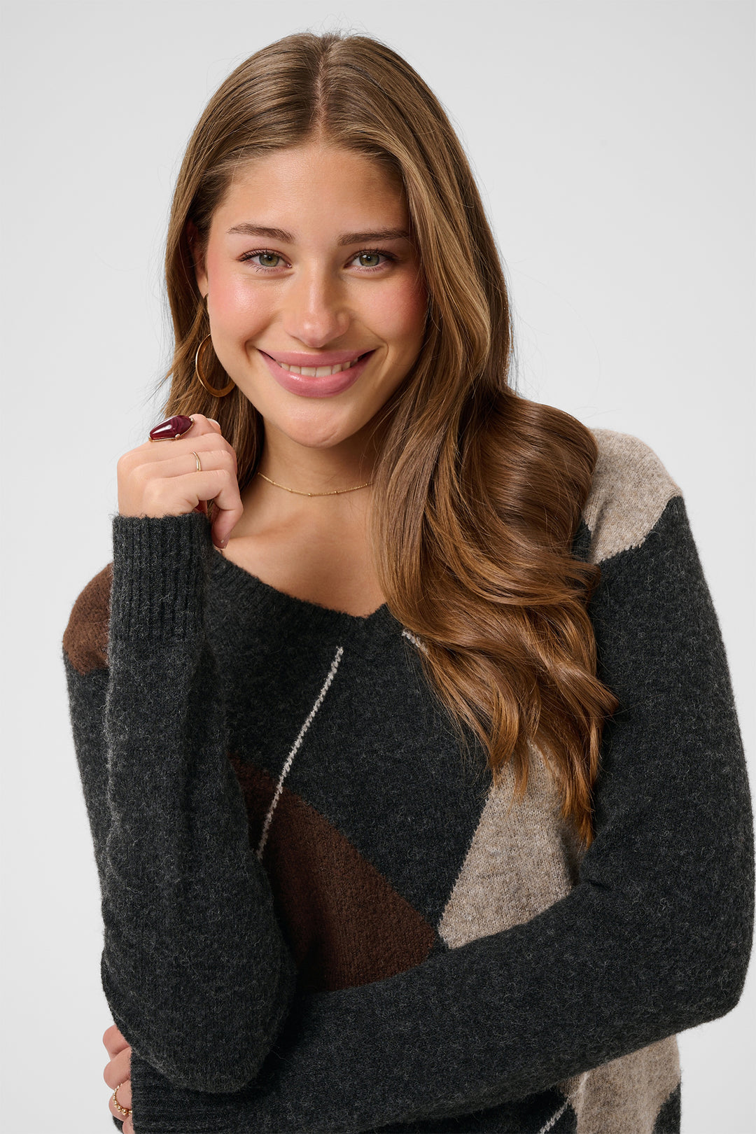 Cream Clothing CRHope Pitch Black Argyle V-Neck Jumper 10615298 100120, close up on model