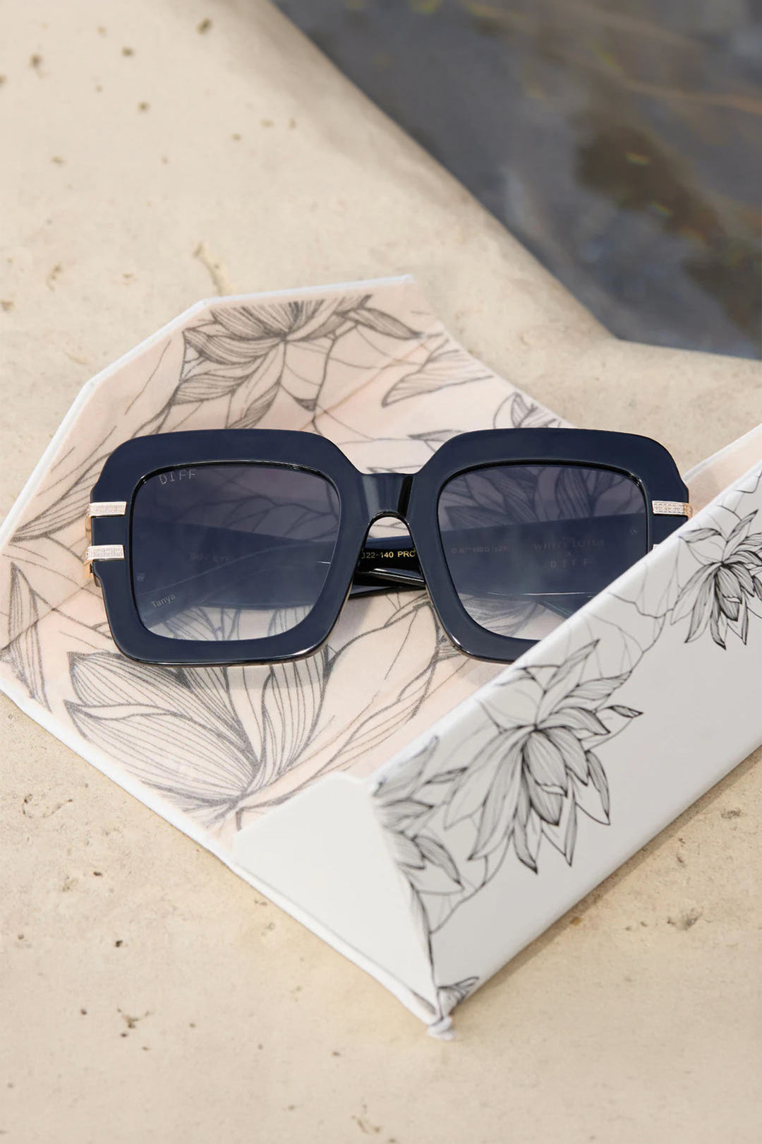 Diff The White Lotus Tanya McQuoid Black Scratch-Resistant Sunglasses