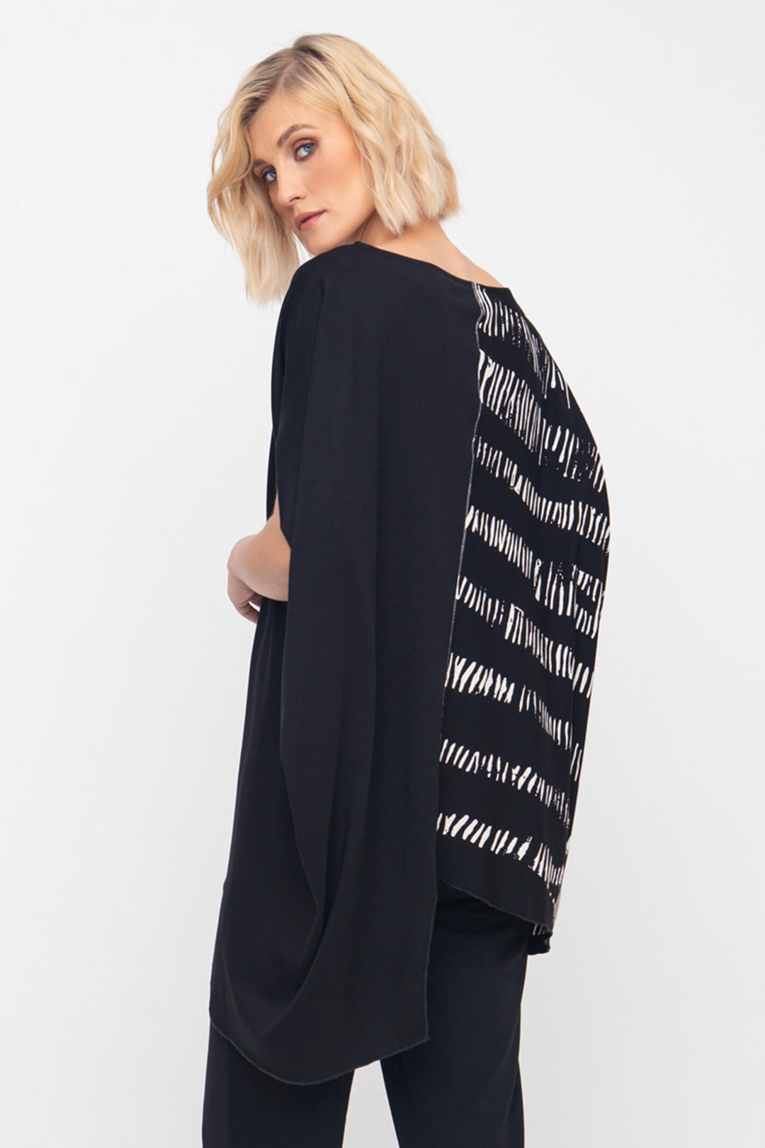 Ozai N Ku 83-3004 Black & White Relaxed Fit Top - Experience Boutique