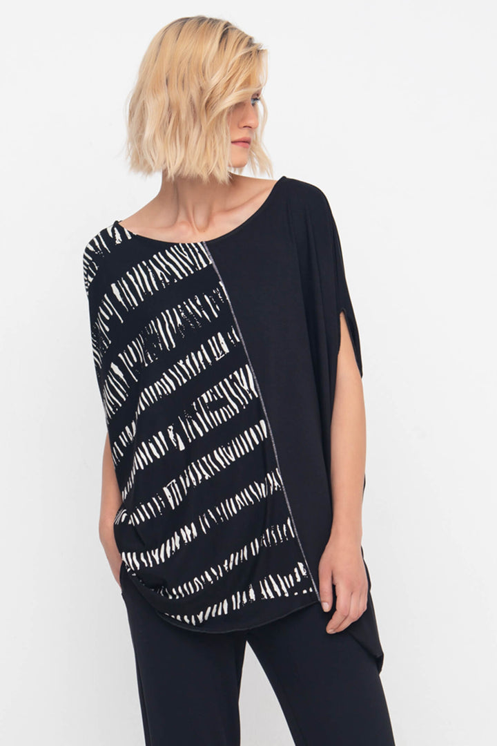 Ozai N Ku 83-3004 Black & White Relaxed Fit Top - Experience Boutique